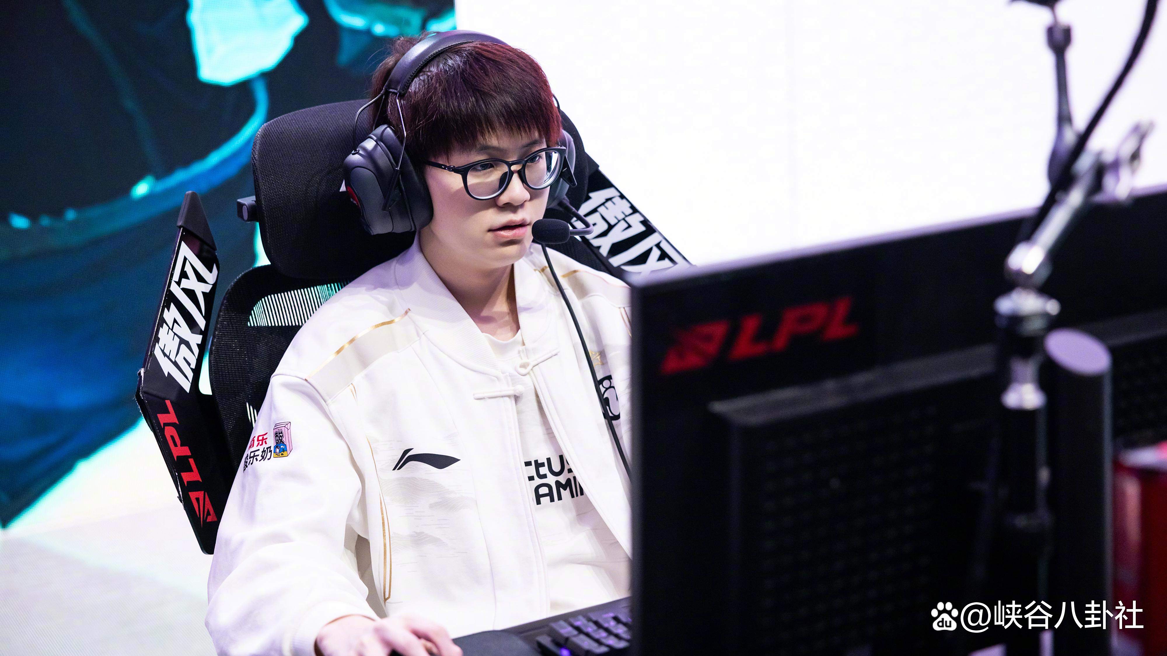 九游下载中心-Rookie在MAD比赛中刷新纪录，刷新纪录引发热议！上演精彩一战(rookie vs showmaker)